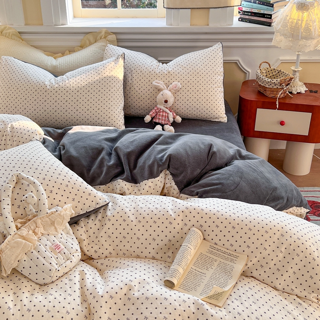 91家纺网 家纺一手货源 找家纺 金丝鸟家纺 2025新款全棉双层纱加牛奶绒四件套 点点礼物 黑