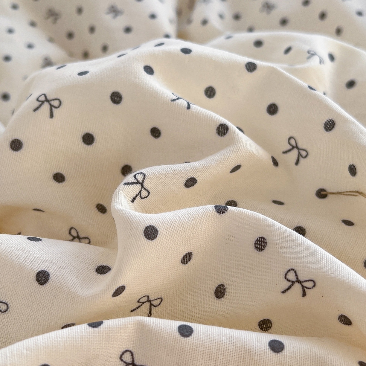 91家纺网 家纺一手货源 找家纺 金丝鸟家纺 2025新款全棉双层纱加牛奶绒四件套 点点礼物 黑