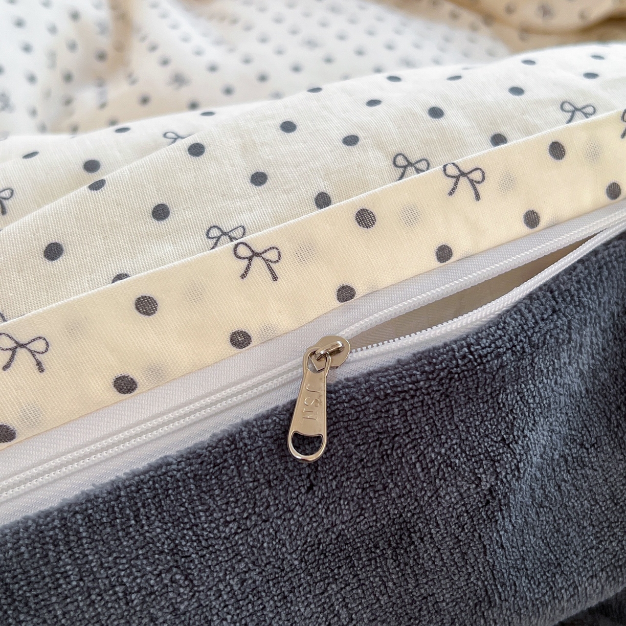 91家纺网 家纺一手货源 找家纺 金丝鸟家纺 2025新款全棉双层纱加牛奶绒四件套 点点礼物 黑