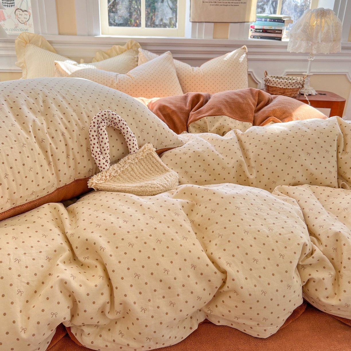 91家纺网 家纺一手货源 找家纺 金丝鸟家纺 2025新款全棉双层纱加牛奶绒四件套 点点礼物 咖