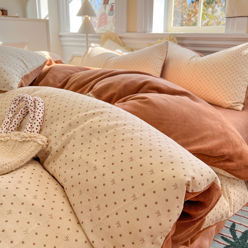 91家纺网 家纺一手货源 找家纺 金丝鸟家纺 2025新款全棉双层纱加牛奶绒四件套 点点礼物 咖