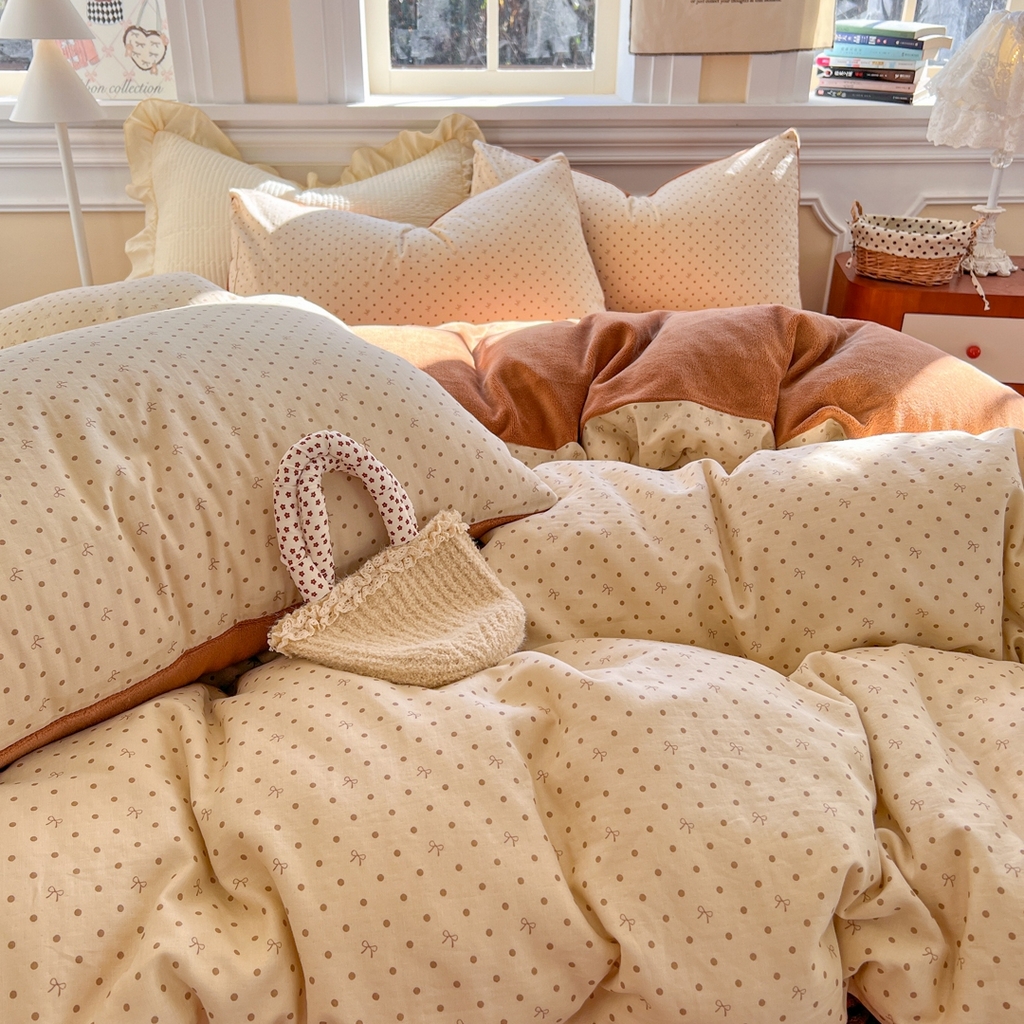 91家纺网 家纺一手货源 找家纺 金丝鸟家纺 2025新款全棉双层纱加牛奶绒四件套 点点礼物 咖