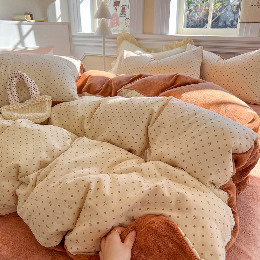 91家纺网 家纺一手货源 找家纺 金丝鸟家纺 2025新款全棉双层纱加牛奶绒四件套 点点礼物 咖