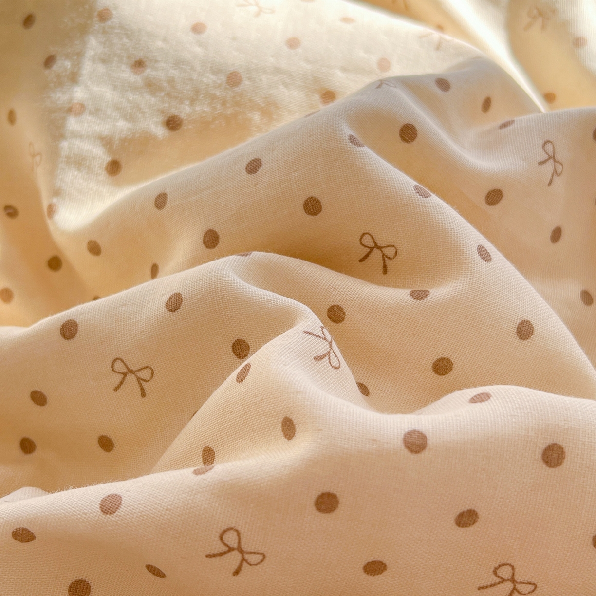 91家纺网 家纺一手货源 找家纺 金丝鸟家纺 2025新款全棉双层纱加牛奶绒四件套 点点礼物 咖