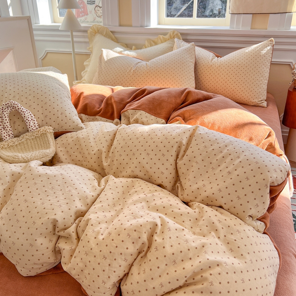 91家纺网 家纺一手货源 找家纺 金丝鸟家纺 2025新款全棉双层纱加牛奶绒四件套 点点礼物 咖