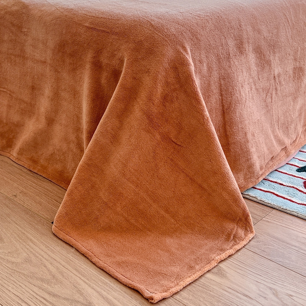 91家纺网 家纺一手货源 找家纺 金丝鸟家纺 2025新款全棉双层纱加牛奶绒四件套 点点礼物 咖