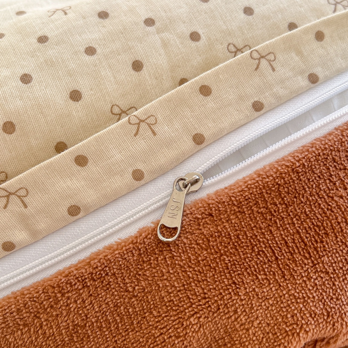 91家纺网 家纺一手货源 找家纺 金丝鸟家纺 2025新款全棉双层纱加牛奶绒四件套 点点礼物 咖