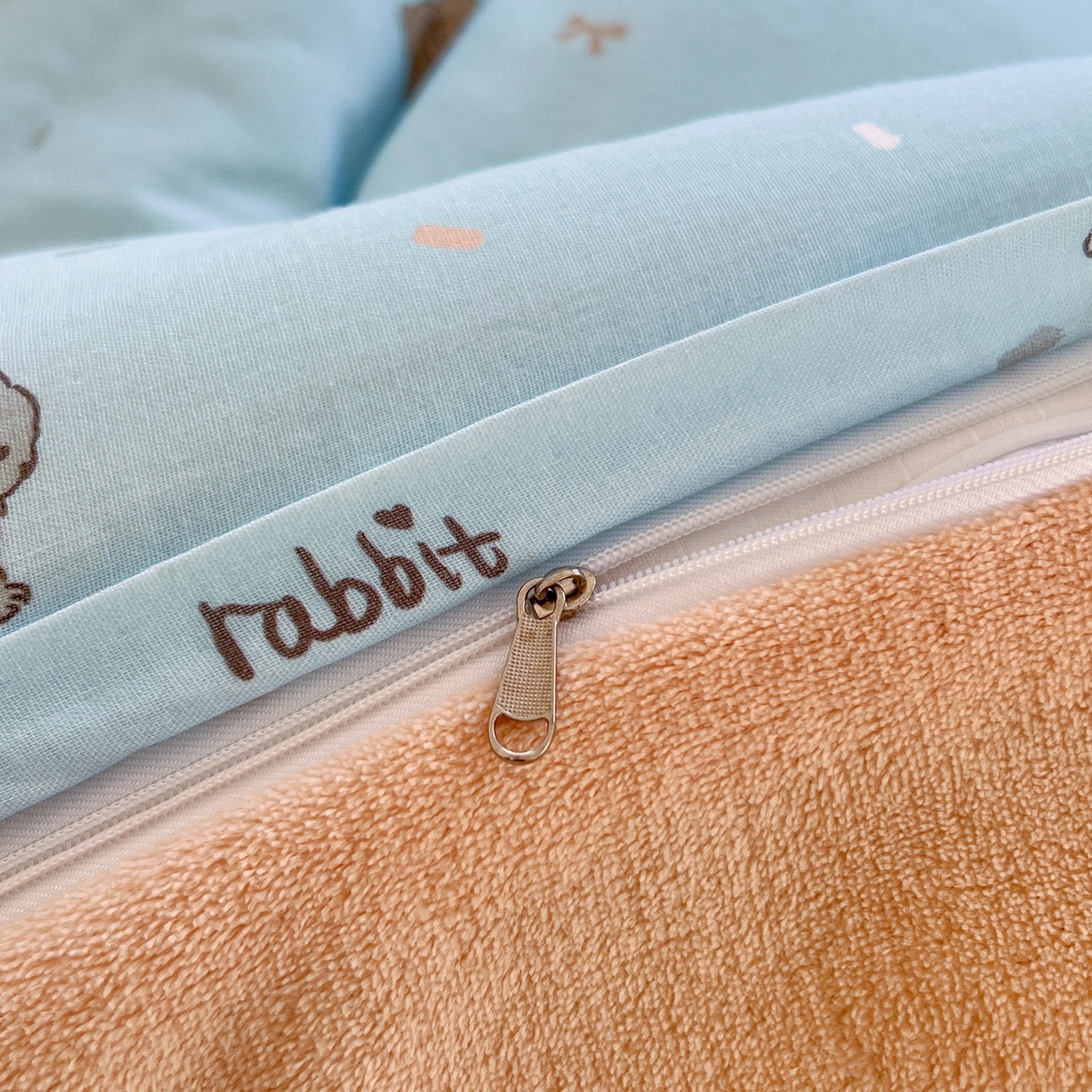 91家纺网 家纺一手货源 找家纺 金丝鸟家纺 2025新款全棉双层纱加牛奶绒四件套 灰灰兔