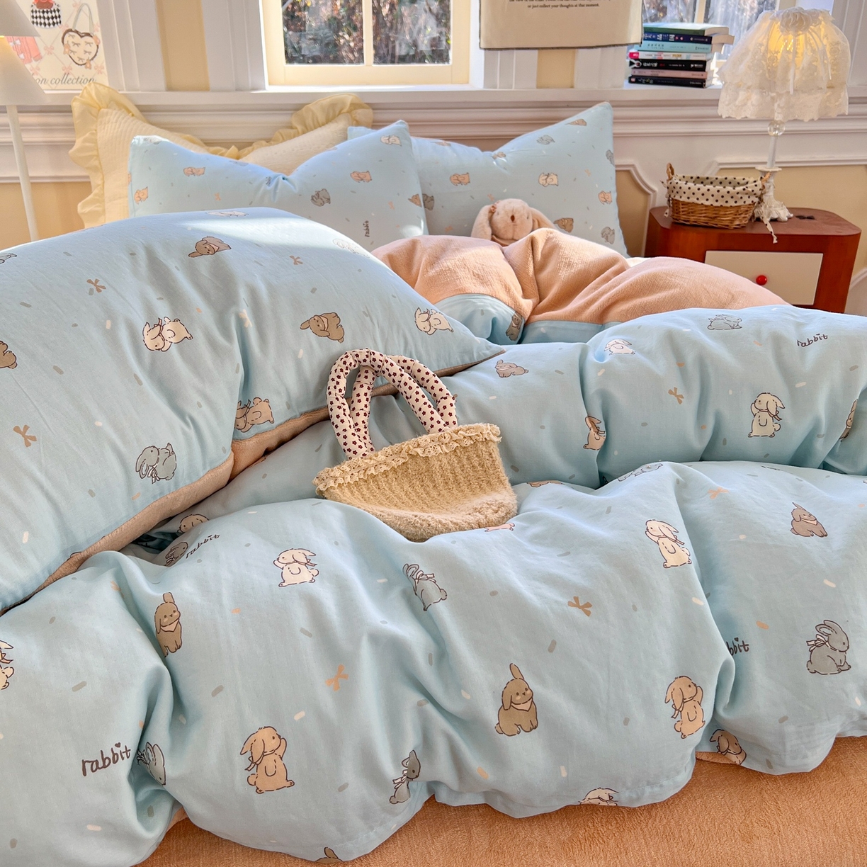 91家纺网 家纺一手货源 找家纺 金丝鸟家纺 2025新款全棉双层纱加牛奶绒四件套 灰灰兔