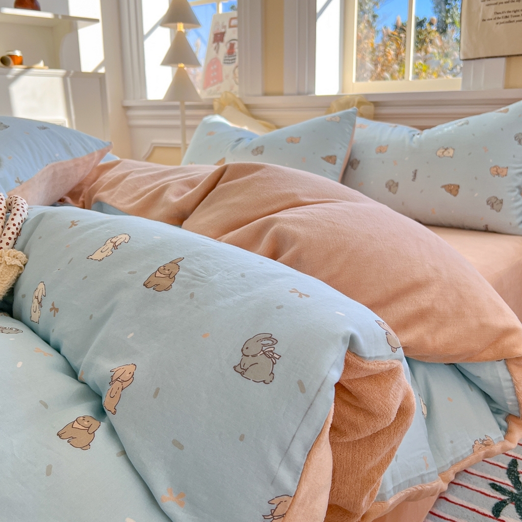 91家纺网 家纺一手货源 找家纺 金丝鸟家纺 2025新款全棉双层纱加牛奶绒四件套 灰灰兔