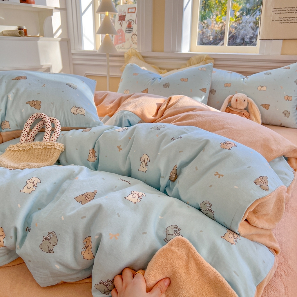 91家纺网 家纺一手货源 找家纺 金丝鸟家纺 2025新款全棉双层纱加牛奶绒四件套 灰灰兔