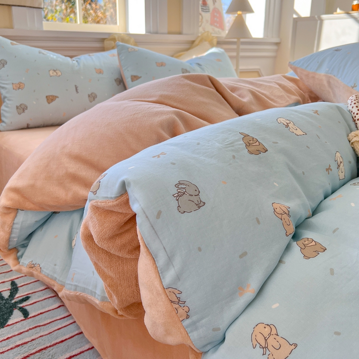 91家纺网 家纺一手货源 找家纺 金丝鸟家纺 2025新款全棉双层纱加牛奶绒四件套 灰灰兔