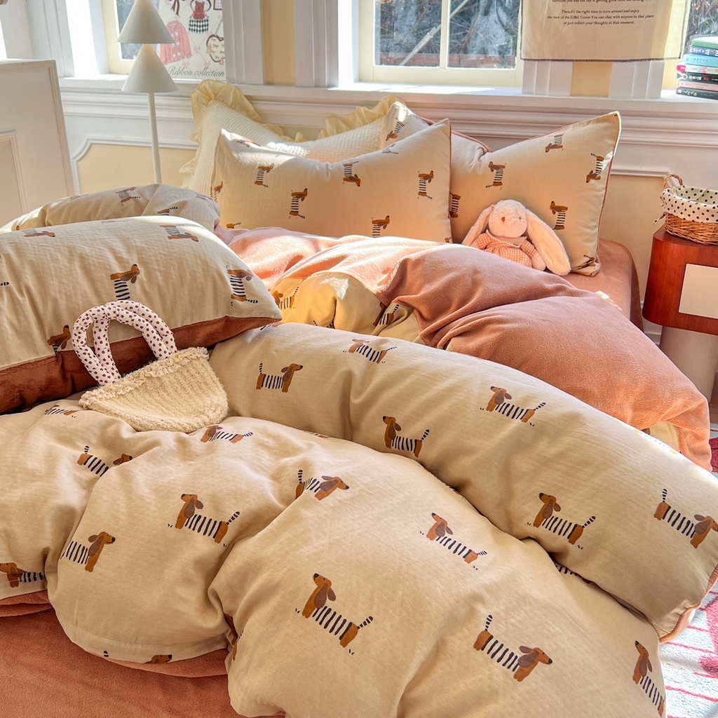 91家纺网 家纺一手货源 找家纺 金丝鸟家纺 2025新款全棉双层纱加牛奶绒四件套 拉条狗