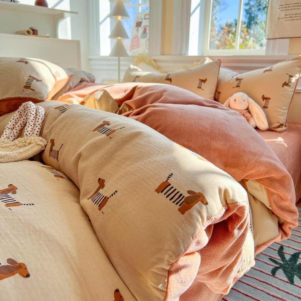 91家纺网 家纺一手货源 找家纺 金丝鸟家纺 2025新款全棉双层纱加牛奶绒四件套 拉条狗