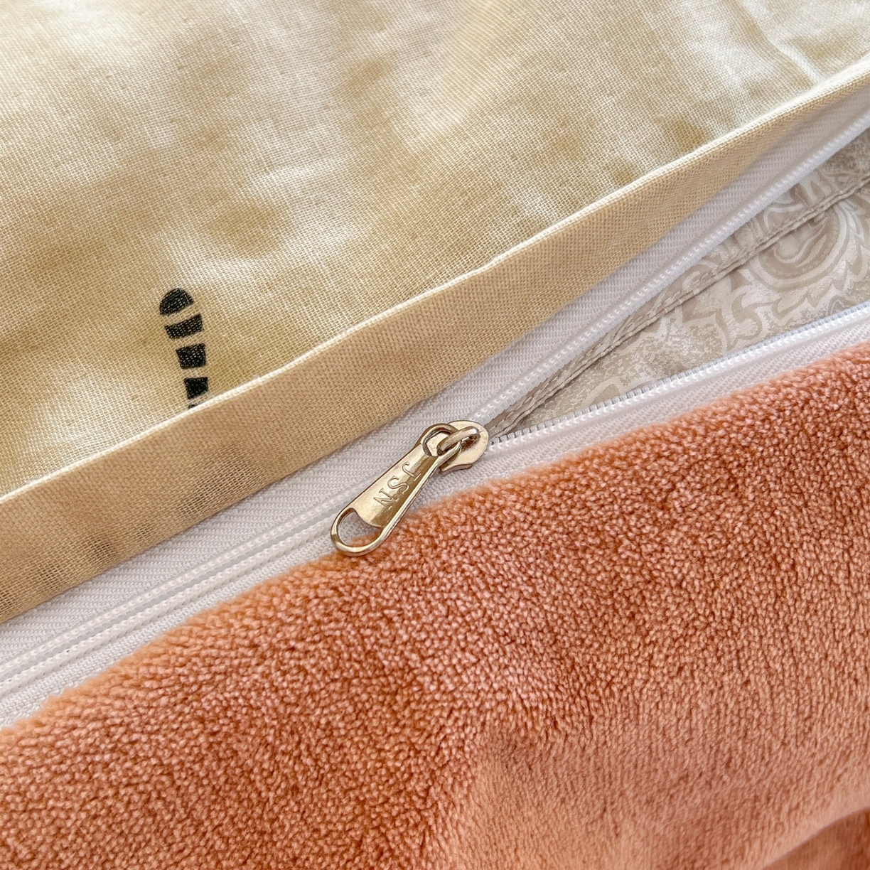 91家纺网 家纺一手货源 找家纺 金丝鸟家纺 2025新款全棉双层纱加牛奶绒四件套 拉条狗