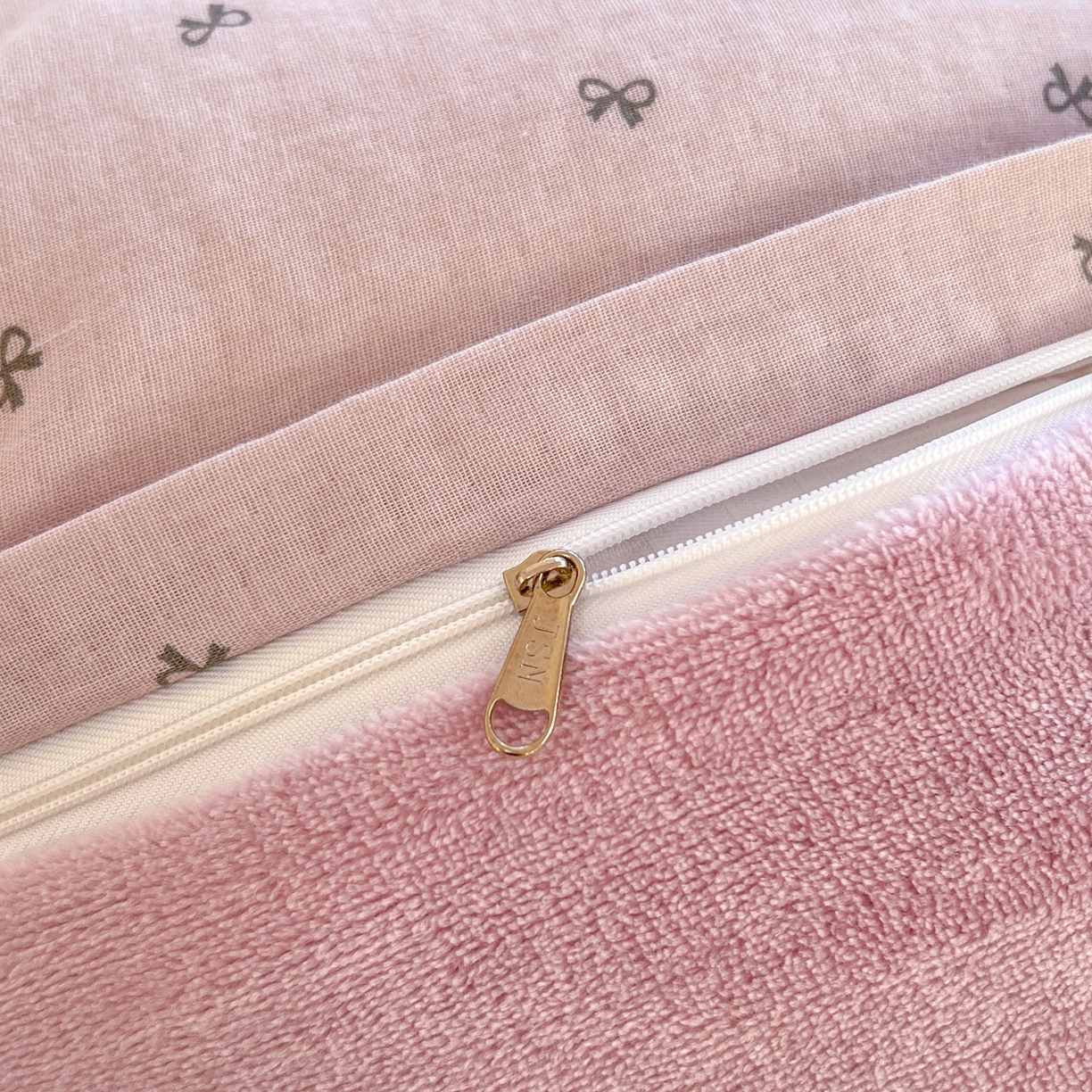 91家纺网 家纺一手货源 找家纺 金丝鸟家纺 2025新款全棉双层纱加牛奶绒四件套 密语小结