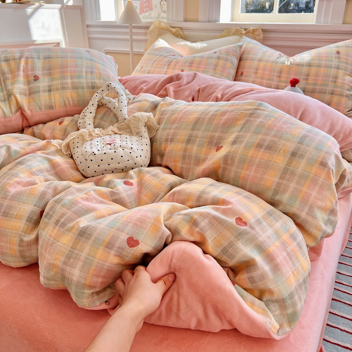 91家纺网 家纺一手货源 找家纺 金丝鸟家纺 2025新款全棉双层纱加牛奶绒四件套 七彩方格