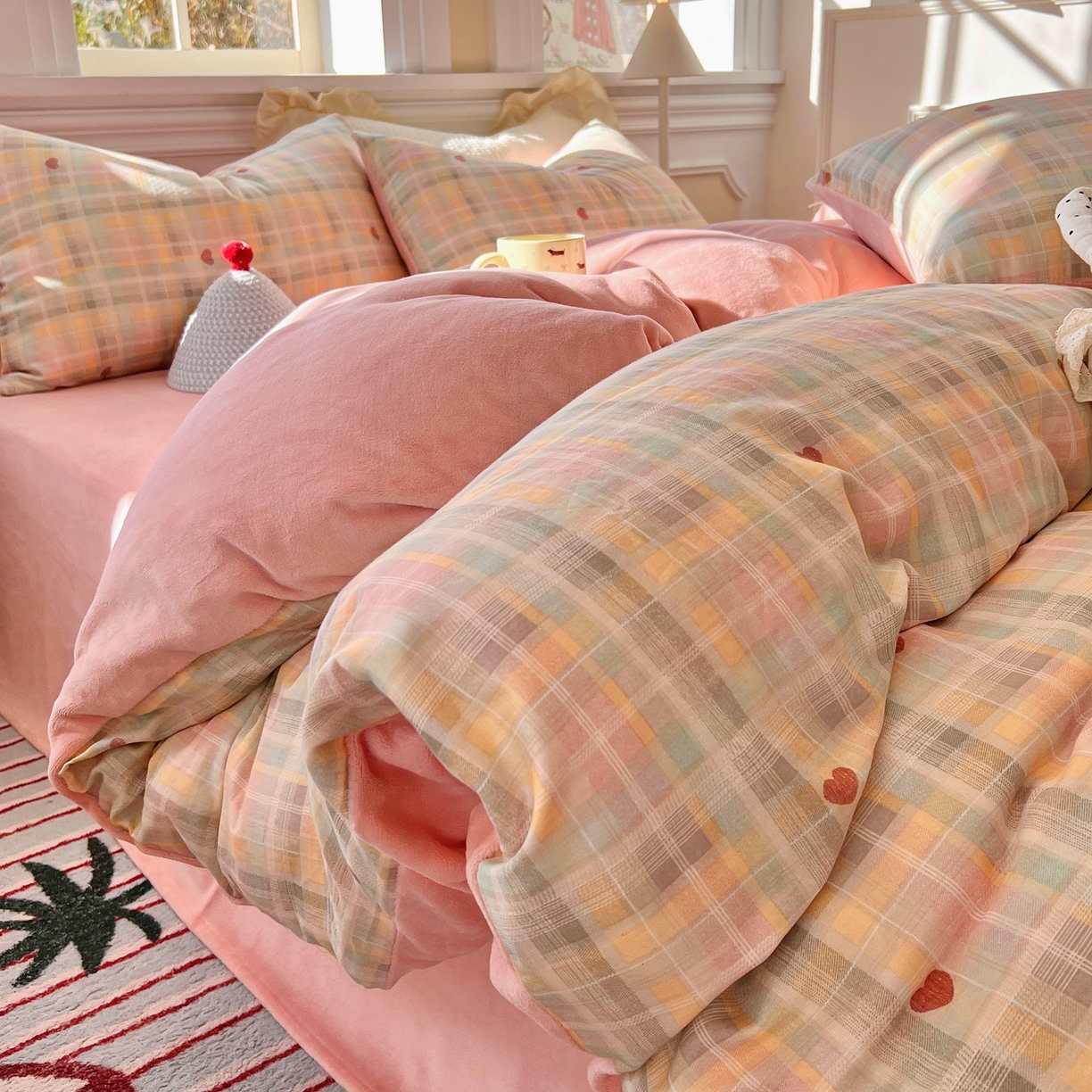 91家纺网 家纺一手货源 找家纺 金丝鸟家纺 2025新款全棉双层纱加牛奶绒四件套 七彩方格