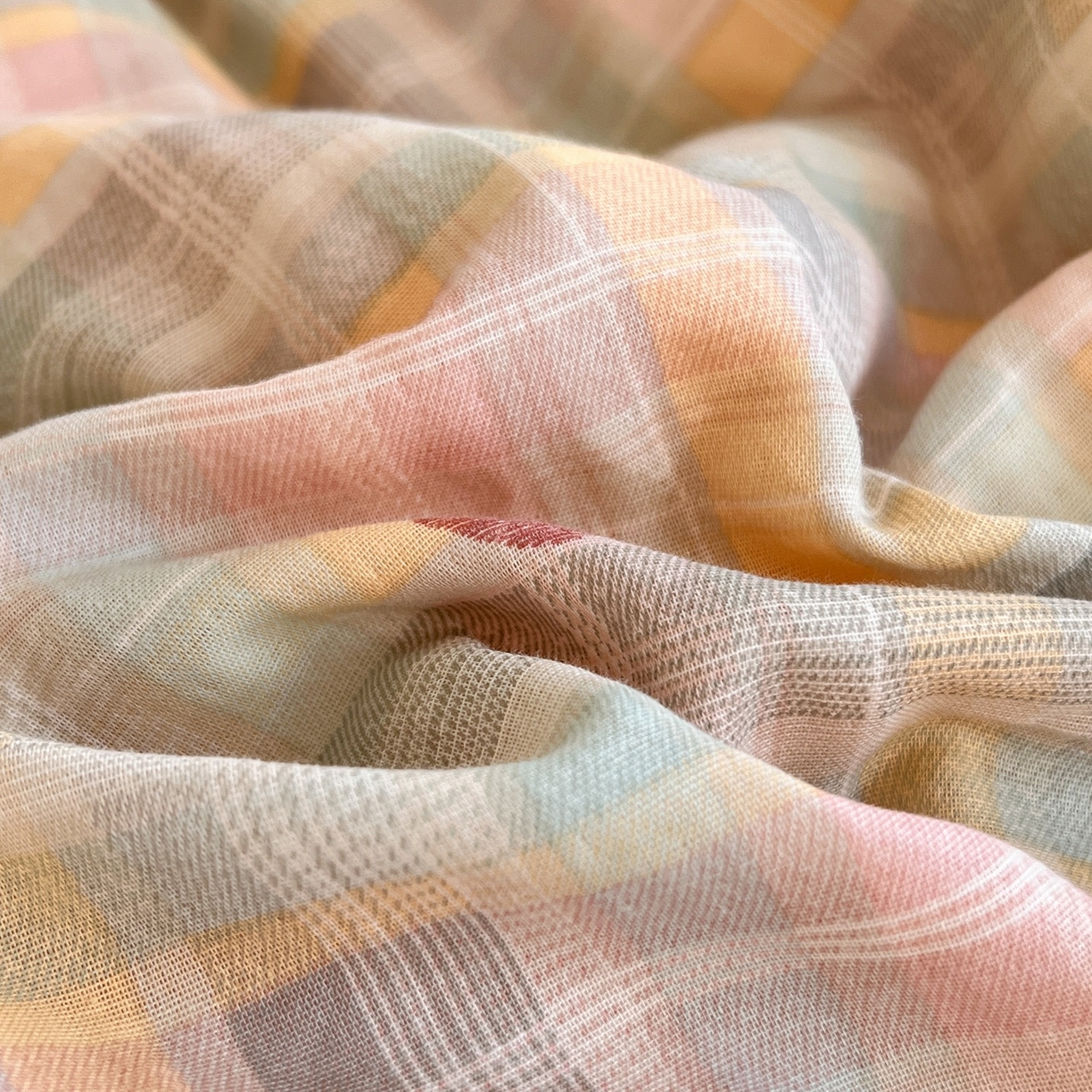 91家纺网 家纺一手货源 找家纺 金丝鸟家纺 2025新款全棉双层纱加牛奶绒四件套 七彩方格