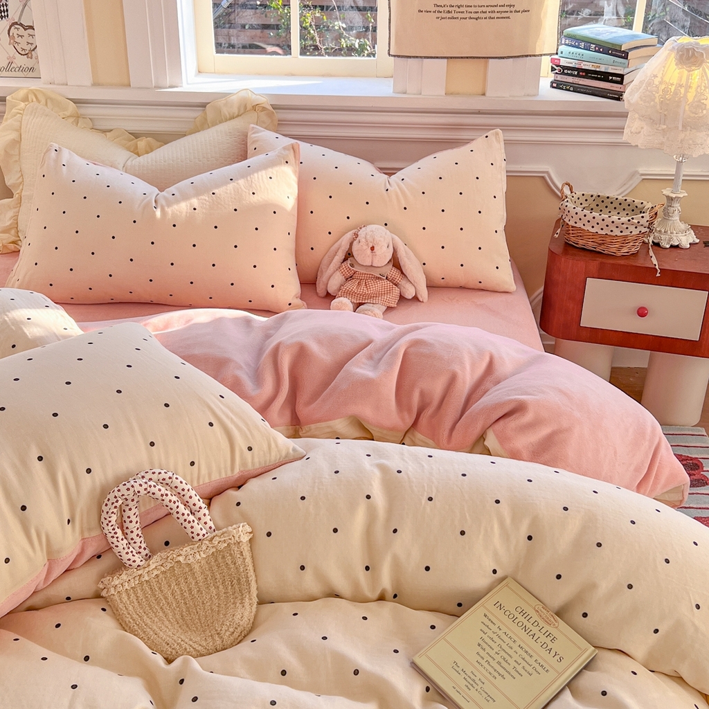 91家纺网 家纺一手货源 找家纺 金丝鸟家纺 2025新款全棉双层纱加牛奶绒四件套 小黑点点