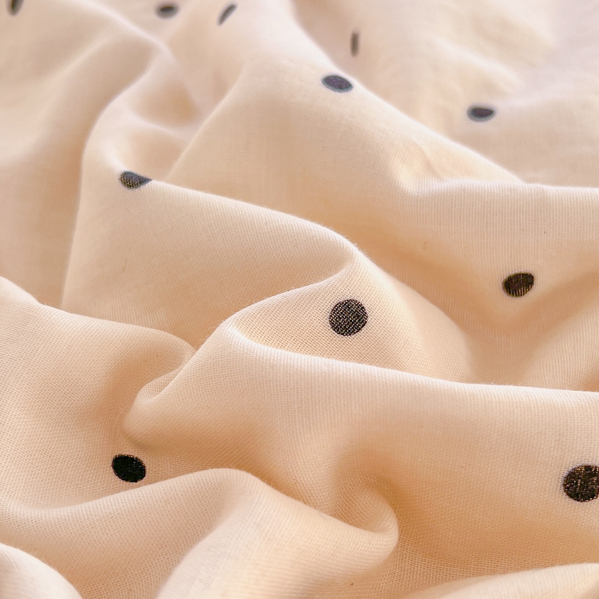 91家纺网 家纺一手货源 找家纺 金丝鸟家纺 2025新款全棉双层纱加牛奶绒四件套 小黑点点