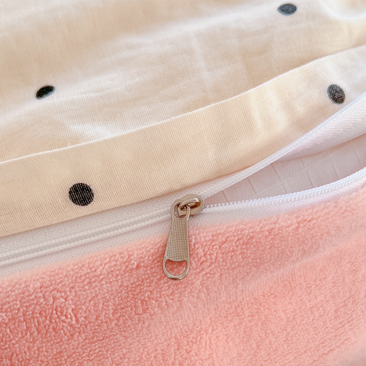 91家纺网 家纺一手货源 找家纺 金丝鸟家纺 2025新款全棉双层纱加牛奶绒四件套 小黑点点