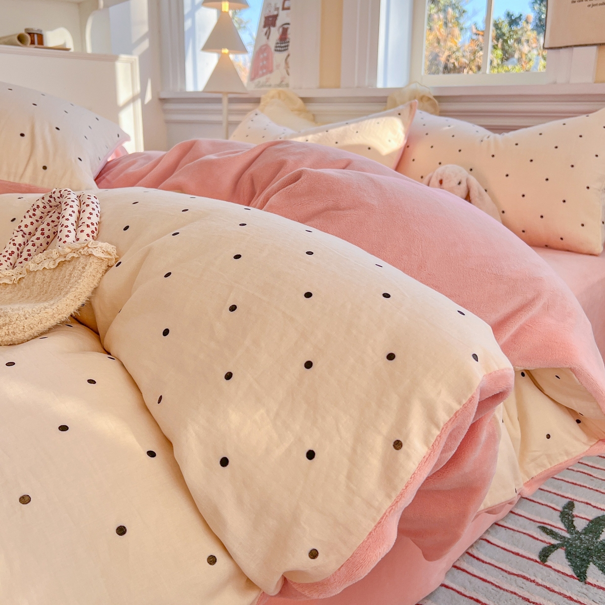 91家纺网 家纺一手货源 找家纺 金丝鸟家纺 2025新款全棉双层纱加牛奶绒四件套 小黑点点