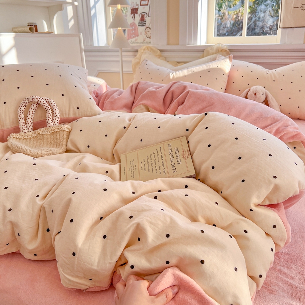 91家纺网 家纺一手货源 找家纺 金丝鸟家纺 2025新款全棉双层纱加牛奶绒四件套 小黑点点