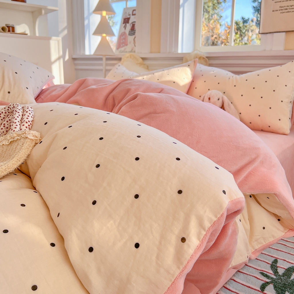 91家纺网 家纺一手货源 找家纺 金丝鸟家纺 2025新款全棉双层纱加牛奶绒四件套 小黑点点