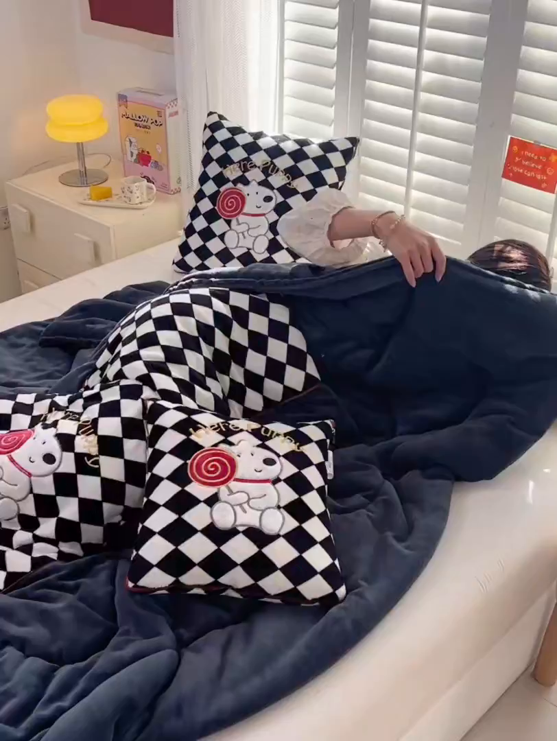 91家纺网 家纺一手货源 找家纺 （总）宝马家纺（原梦童画） 2025新款多巴胺风格牛奶绒贴布绣抱枕被