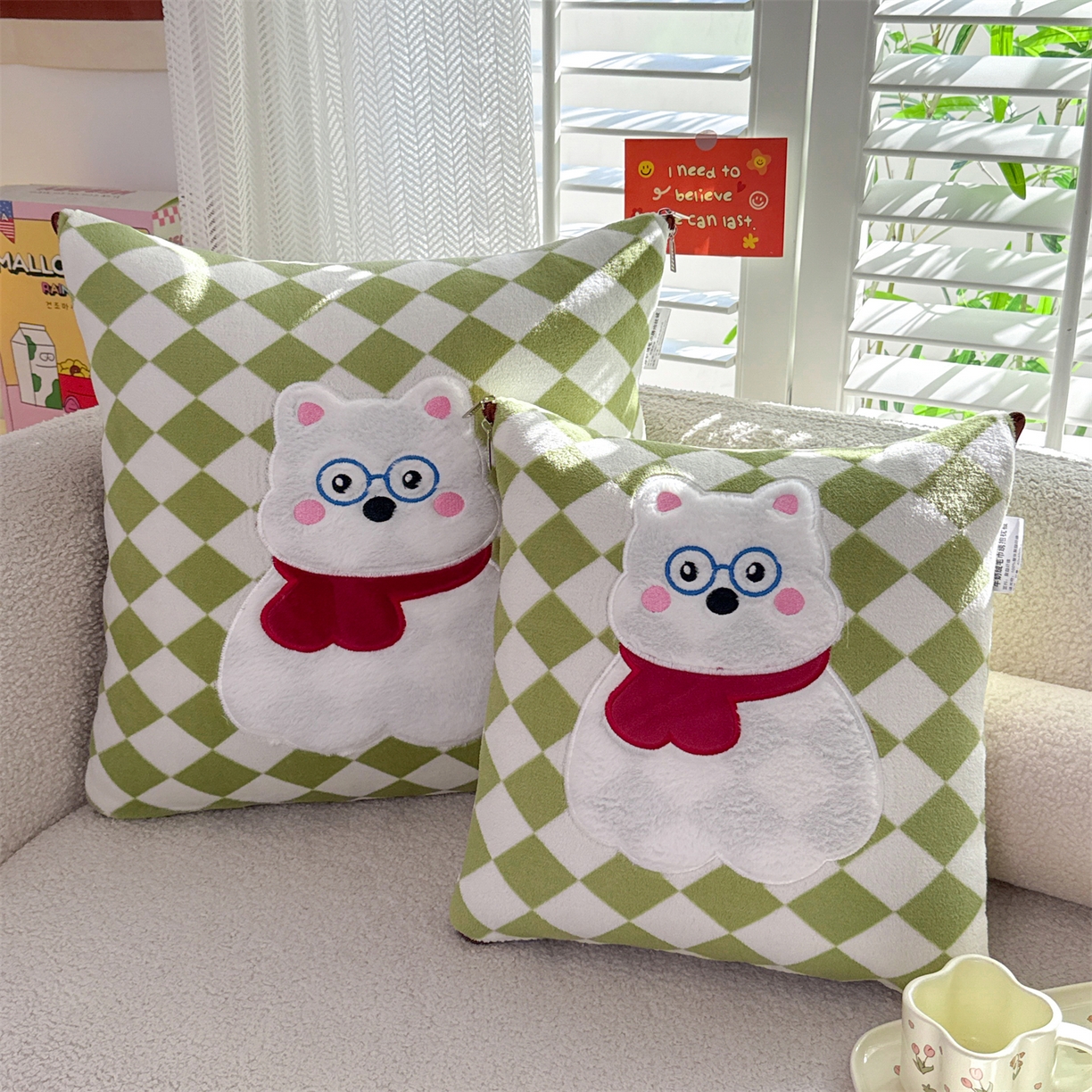 91家纺网 家纺一手货源 找家纺 宝马家纺（原梦童画） 2025新款多巴胺风格牛奶绒贴布绣抱枕被 眼镜熊-绿