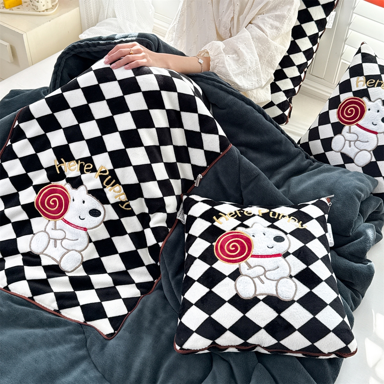 91家纺网 家纺一手货源 找家纺 宝马家纺（原梦童画） 2025新款多巴胺风格牛奶绒贴布绣抱枕被 小狗-黑色