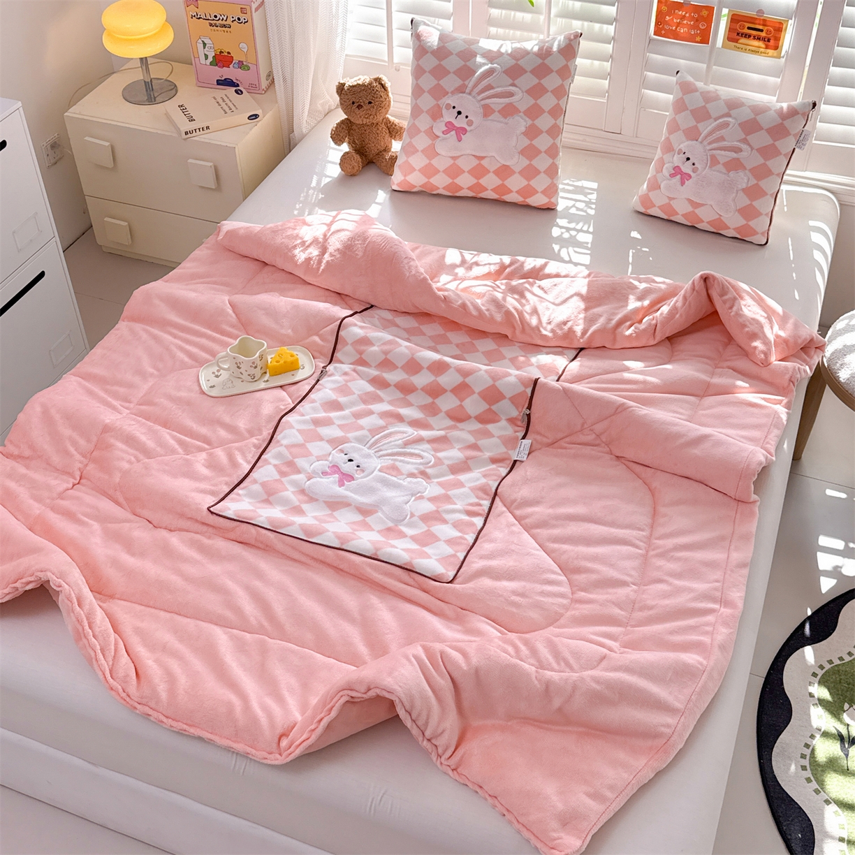 91家纺网 家纺一手货源 找家纺 宝马家纺（原梦童画） 2025新款多巴胺风格牛奶绒贴布绣抱枕被 兔子-粉