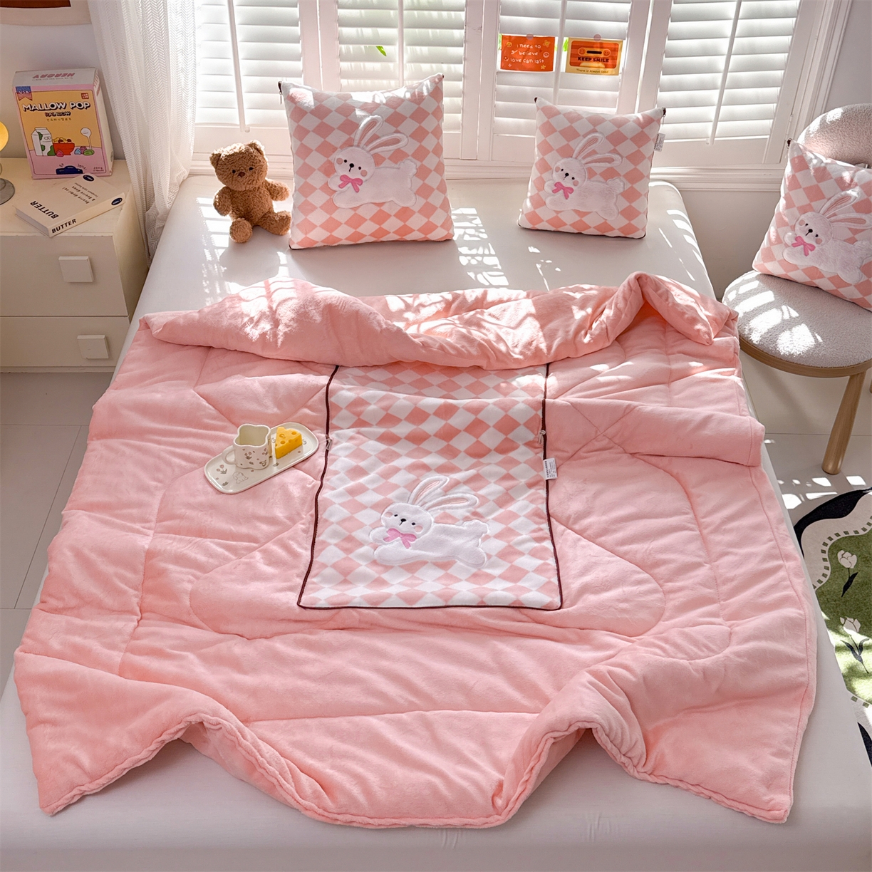 91家纺网 家纺一手货源 找家纺 宝马家纺（原梦童画） 2025新款多巴胺风格牛奶绒贴布绣抱枕被 兔子-粉