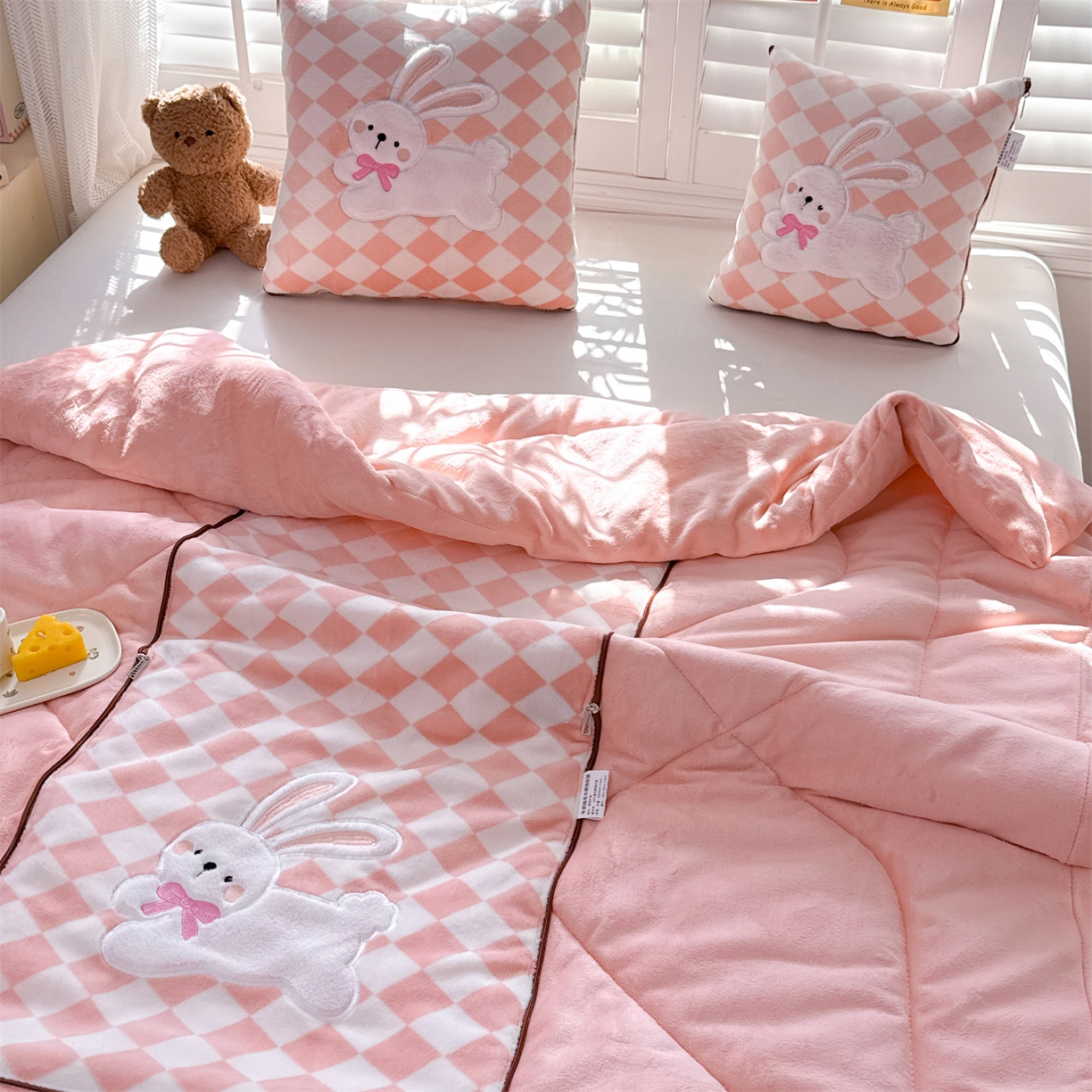 91家纺网 家纺一手货源 找家纺 宝马家纺（原梦童画） 2025新款多巴胺风格牛奶绒贴布绣抱枕被 兔子-粉