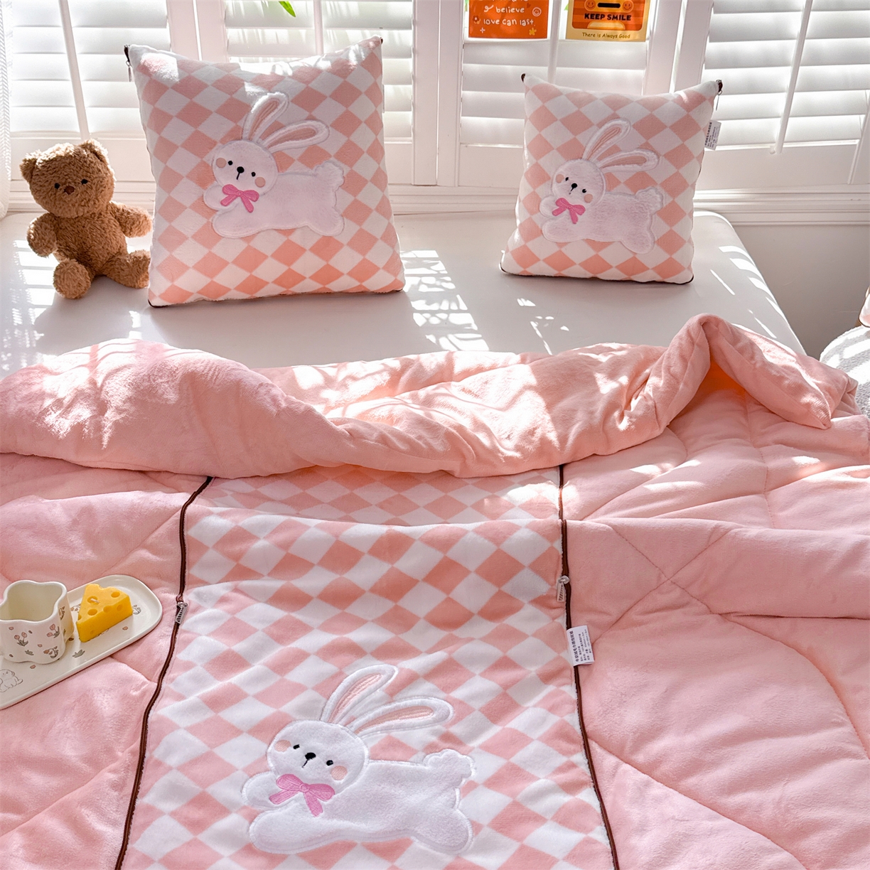 91家纺网 家纺一手货源 找家纺 宝马家纺（原梦童画） 2025新款多巴胺风格牛奶绒贴布绣抱枕被 兔子-粉