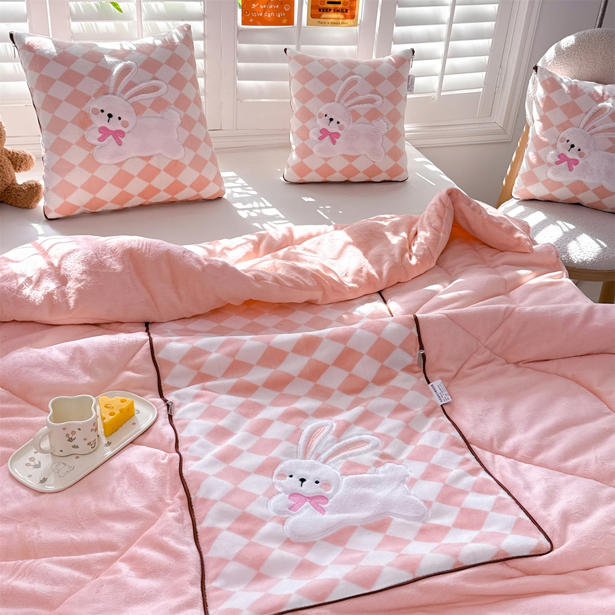 91家纺网 家纺一手货源 找家纺 宝马家纺（原梦童画） 2025新款多巴胺风格牛奶绒贴布绣抱枕被 兔子-粉