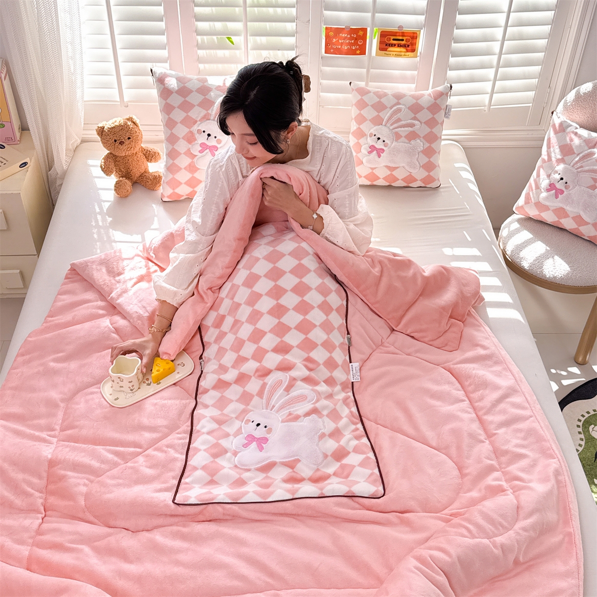 91家纺网 家纺一手货源 找家纺 宝马家纺（原梦童画） 2025新款多巴胺风格牛奶绒贴布绣抱枕被 兔子-粉