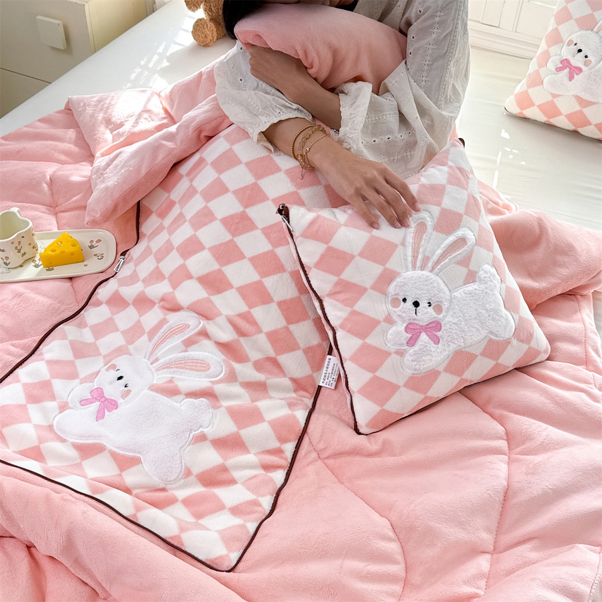 91家纺网 家纺一手货源 找家纺 宝马家纺（原梦童画） 2025新款多巴胺风格牛奶绒贴布绣抱枕被 兔子-粉