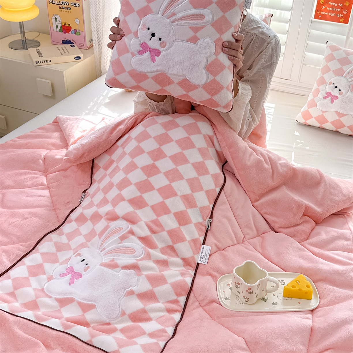 91家纺网 家纺一手货源 找家纺 宝马家纺（原梦童画） 2025新款多巴胺风格牛奶绒贴布绣抱枕被 兔子-粉