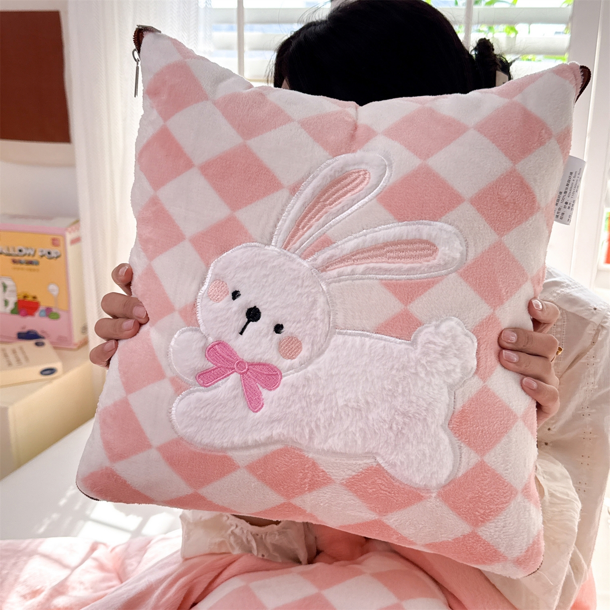 91家纺网 家纺一手货源 找家纺 宝马家纺（原梦童画） 2025新款多巴胺风格牛奶绒贴布绣抱枕被 兔子-粉