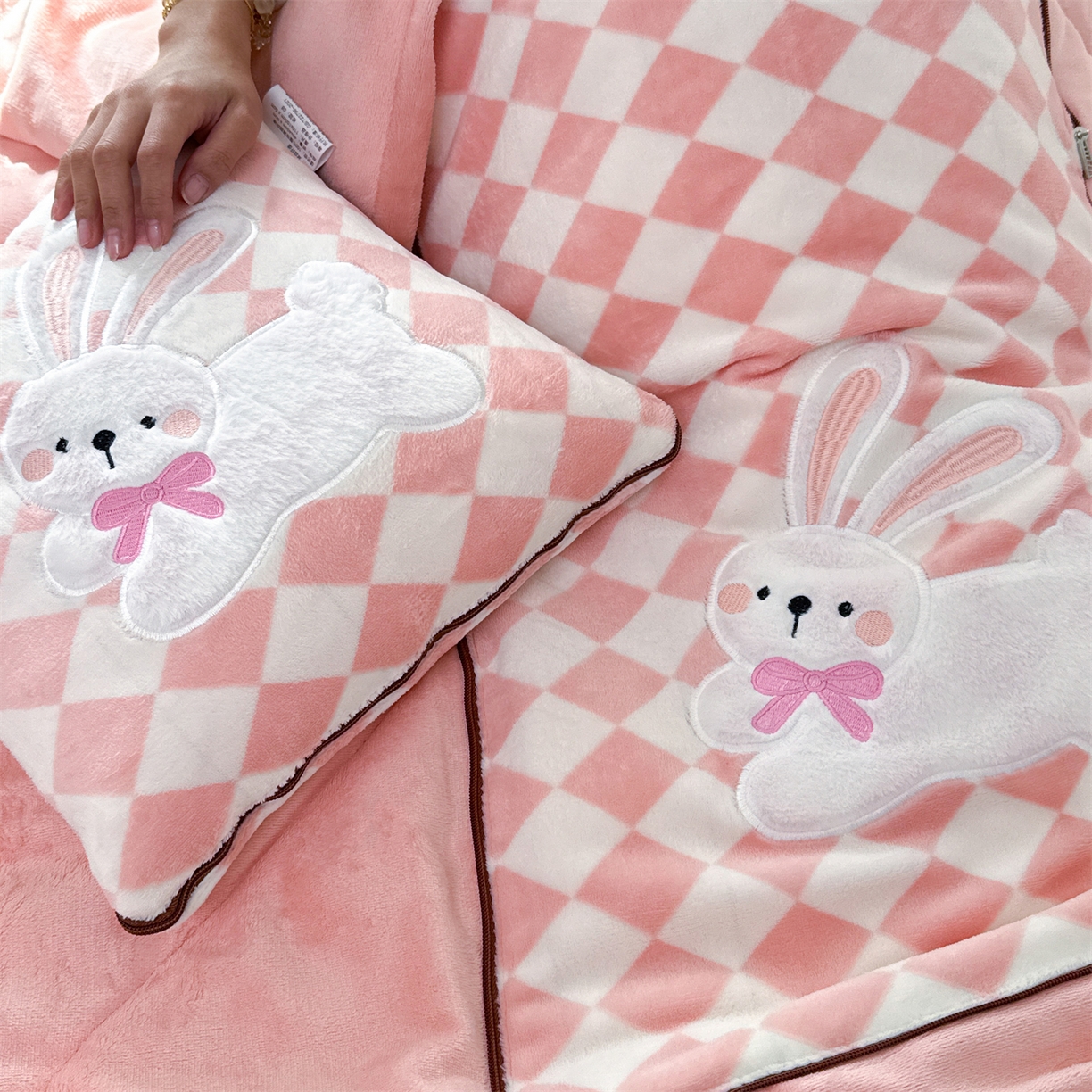 91家纺网 家纺一手货源 找家纺 宝马家纺（原梦童画） 2025新款多巴胺风格牛奶绒贴布绣抱枕被 兔子-粉