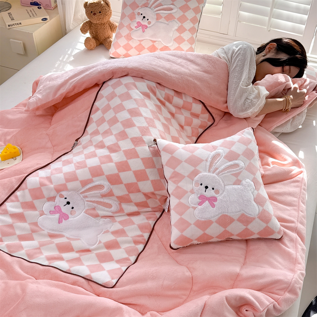 91家纺网 家纺一手货源 找家纺 宝马家纺（原梦童画） 2025新款多巴胺风格牛奶绒贴布绣抱枕被 兔子-粉