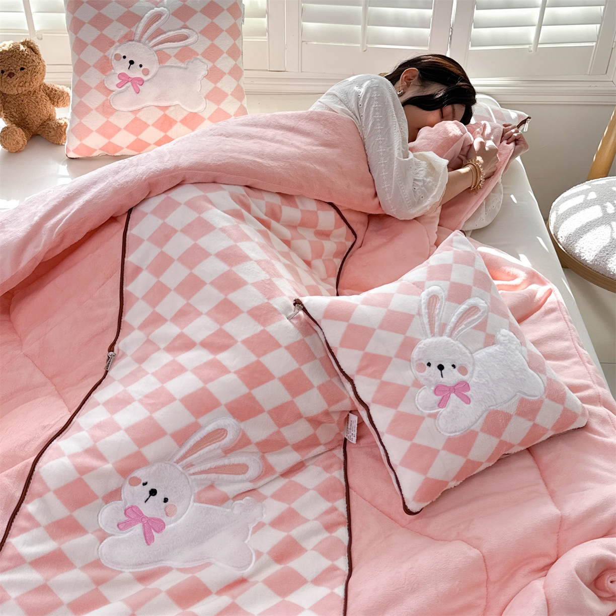 91家纺网 家纺一手货源 找家纺 宝马家纺（原梦童画） 2025新款多巴胺风格牛奶绒贴布绣抱枕被 兔子-粉