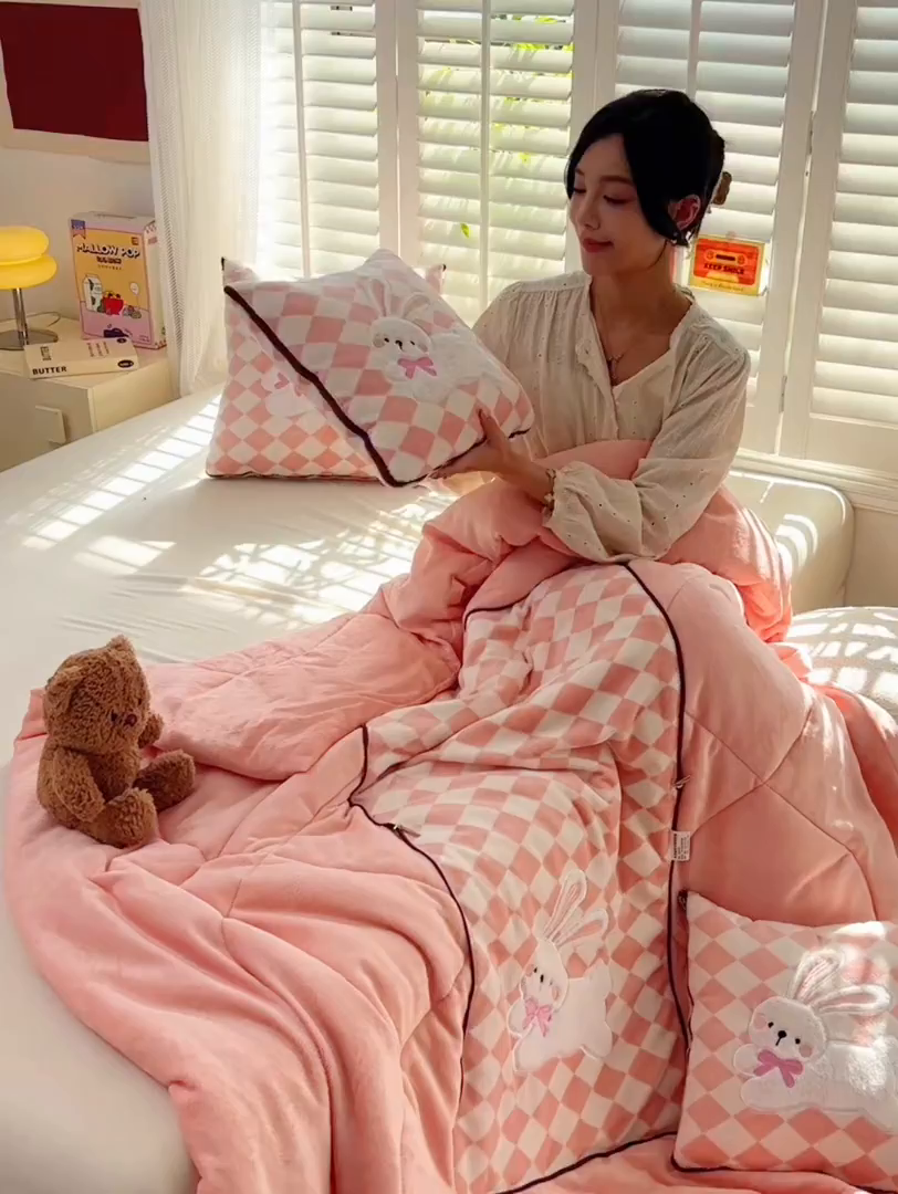 91家纺网 家纺一手货源 找家纺 宝马家纺（原梦童画） 2025新款多巴胺风格牛奶绒贴布绣抱枕被 兔子-粉