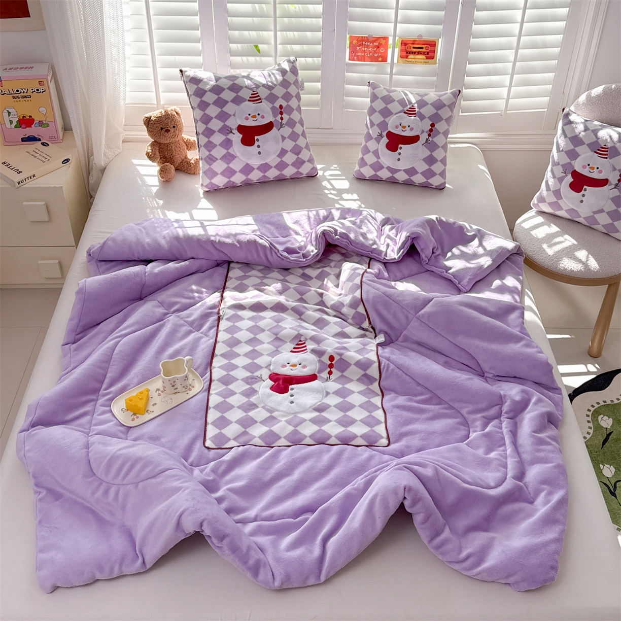 91家纺网 家纺一手货源 找家纺 宝马家纺（原梦童画） 2025新款多巴胺风格牛奶绒贴布绣抱枕被 雪人-紫色