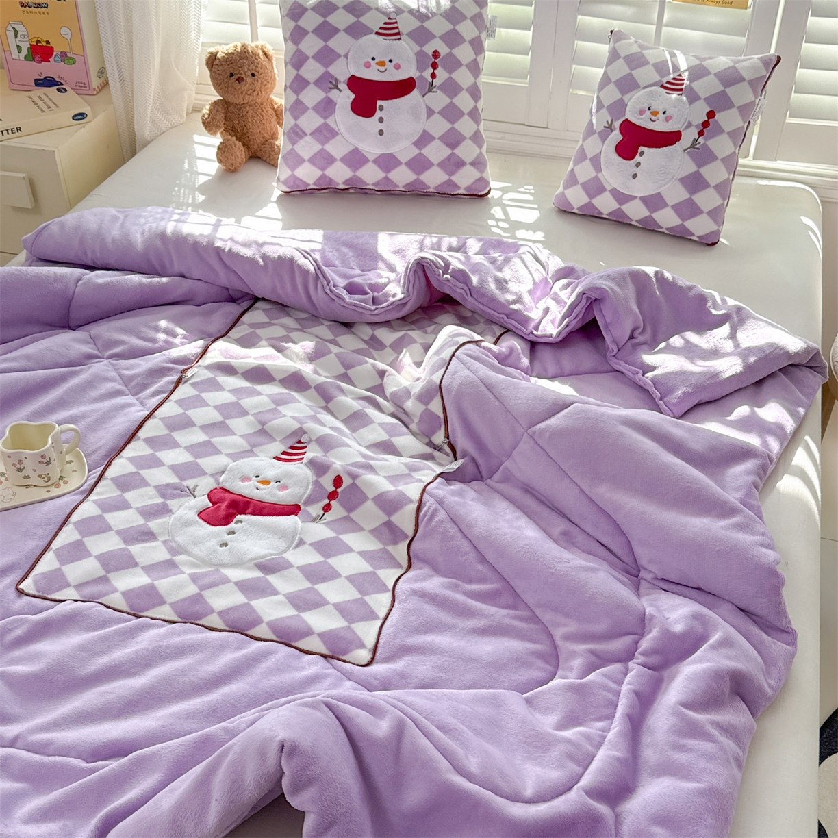 91家纺网 家纺一手货源 找家纺 宝马家纺（原梦童画） 2025新款多巴胺风格牛奶绒贴布绣抱枕被 雪人-紫色