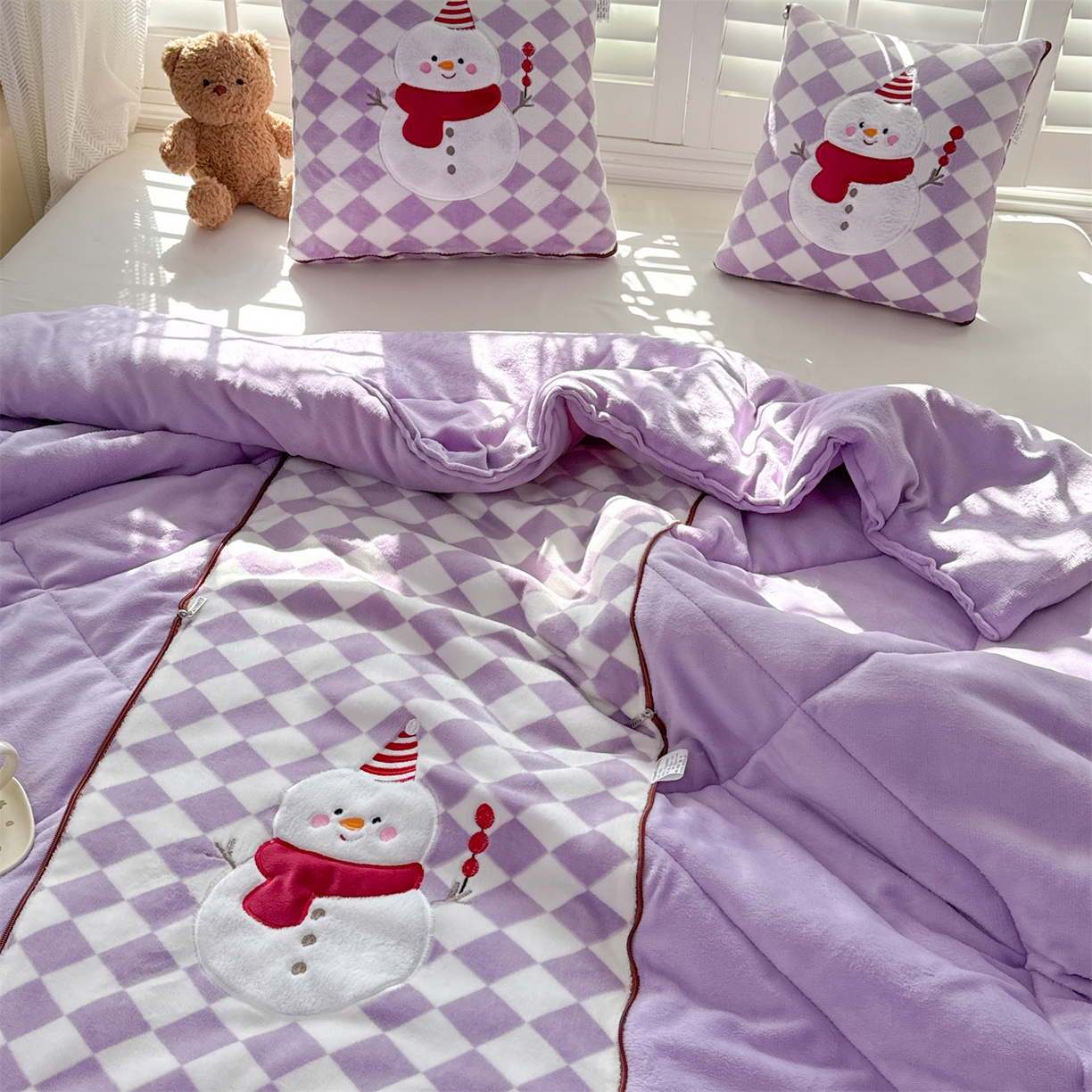 91家纺网 家纺一手货源 找家纺 宝马家纺（原梦童画） 2025新款多巴胺风格牛奶绒贴布绣抱枕被 雪人-紫色