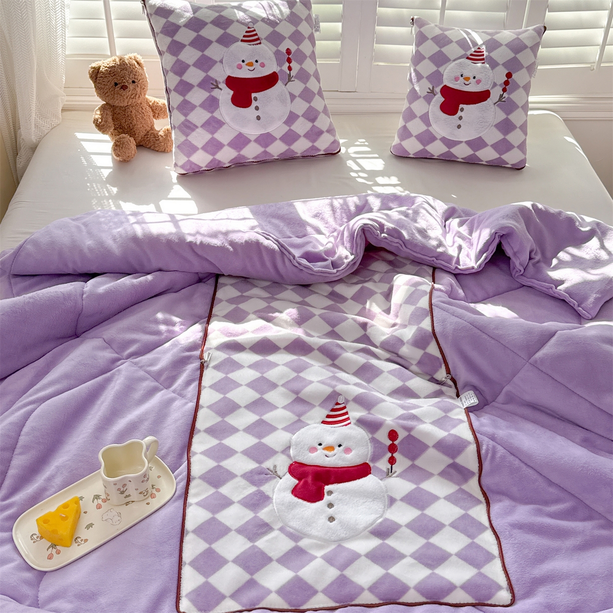 91家纺网 家纺一手货源 找家纺 宝马家纺（原梦童画） 2025新款多巴胺风格牛奶绒贴布绣抱枕被 雪人-紫色