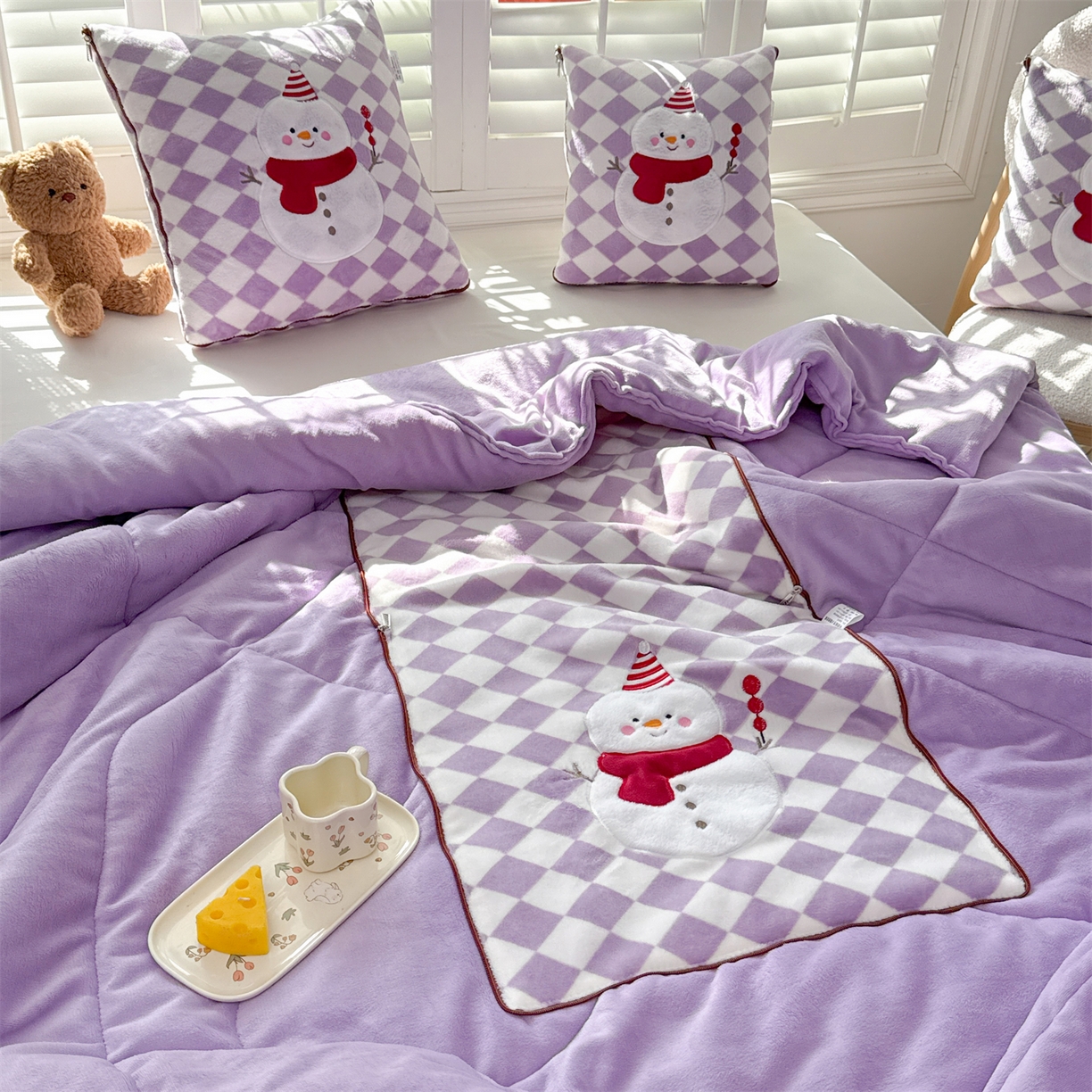 91家纺网 家纺一手货源 找家纺 宝马家纺（原梦童画） 2025新款多巴胺风格牛奶绒贴布绣抱枕被 雪人-紫色